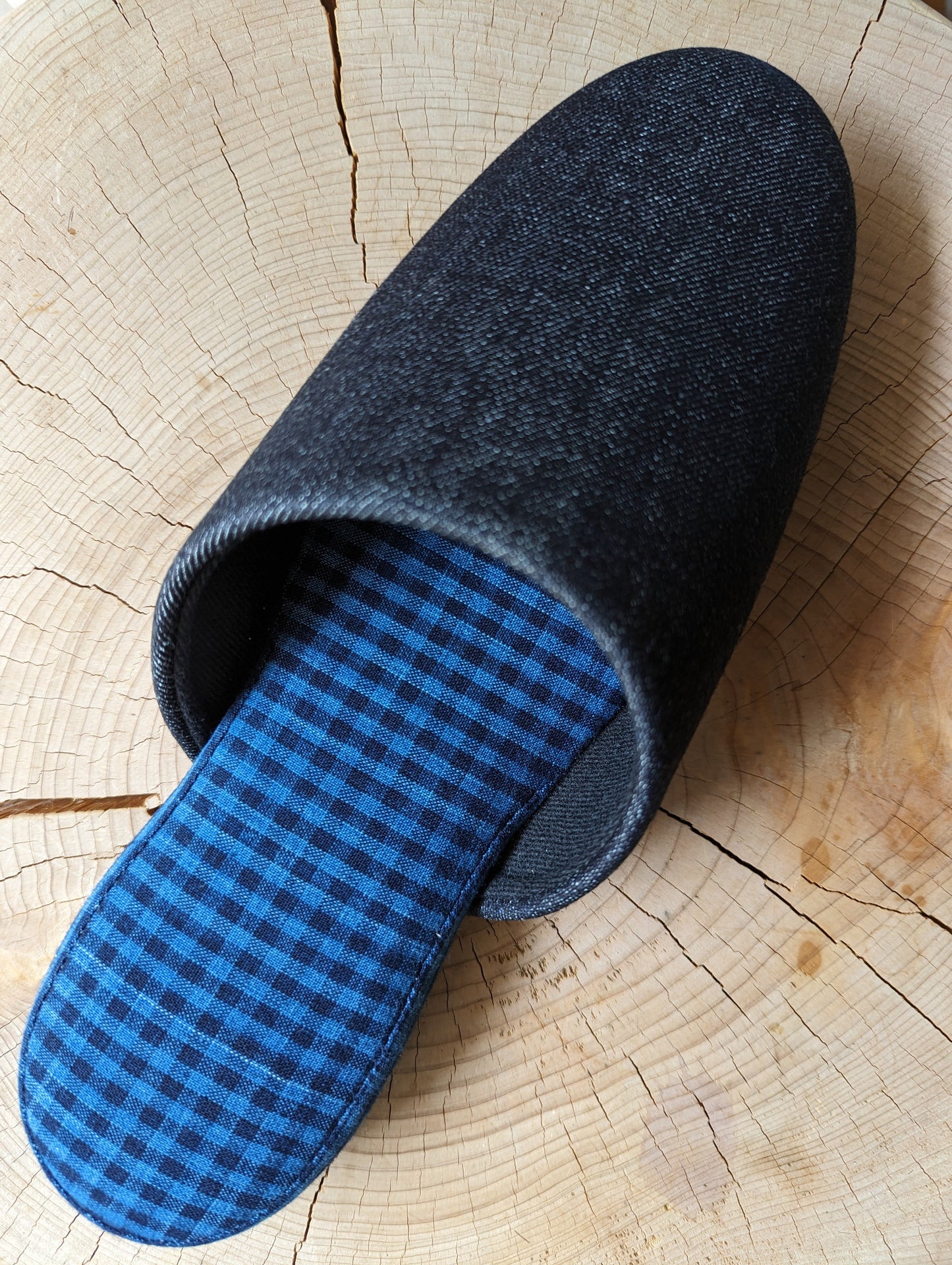 Hausschuhe aus Denimblau mit Karomuster und schwarzer Wollfilzsohle, 2 Größen: Large/XL