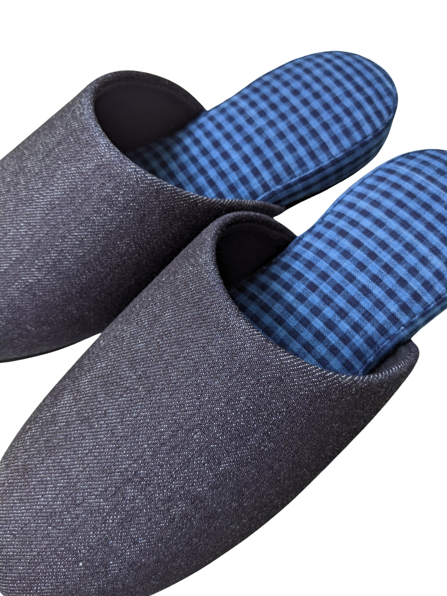 Hausschuhe aus Denimblau mit Karomuster und schwarzer Wollfilzsohle, 2 Größen: Large/XL