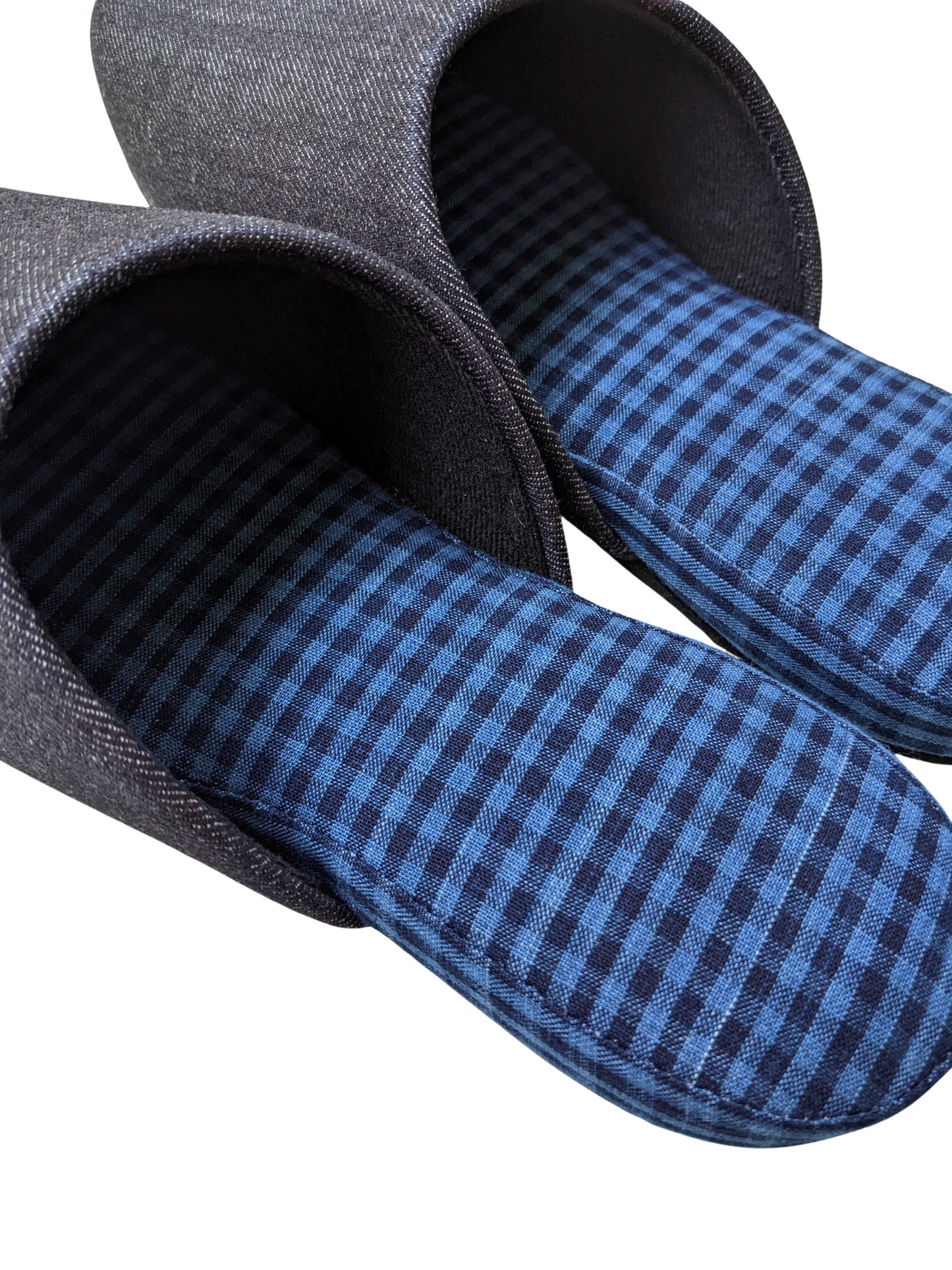 Hausschuhe aus Denimblau mit Karomuster und schwarzer Wollfilzsohle, 2 Größen: Large/XL