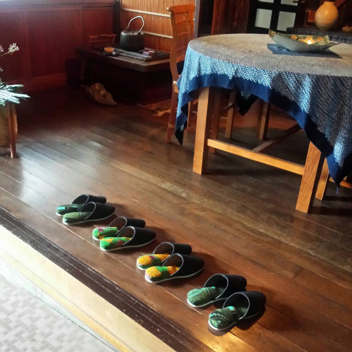 Japanese "slippers" play an important role in entertaining guests
